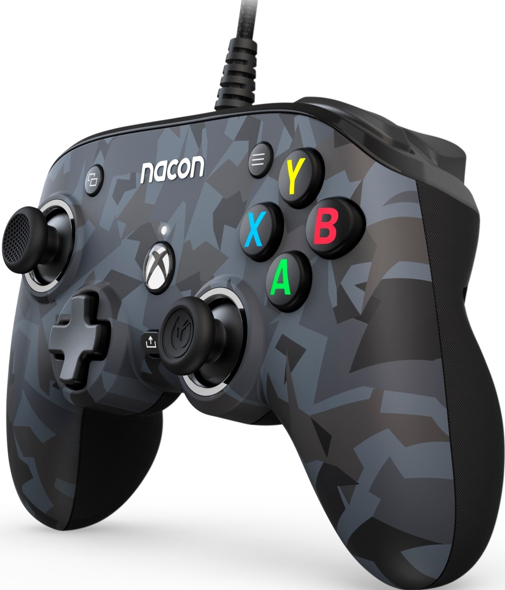 Une manette Xbox Nacon camouflage. Des boutons avec des lettres colorées, une croix directionnelle.
