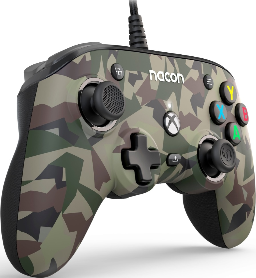 Tarnmuster-Gamepad. Knöpfe: schwarz, grün, blau, rot und gelb. Das Xbox-Logo ist sichtbar.
