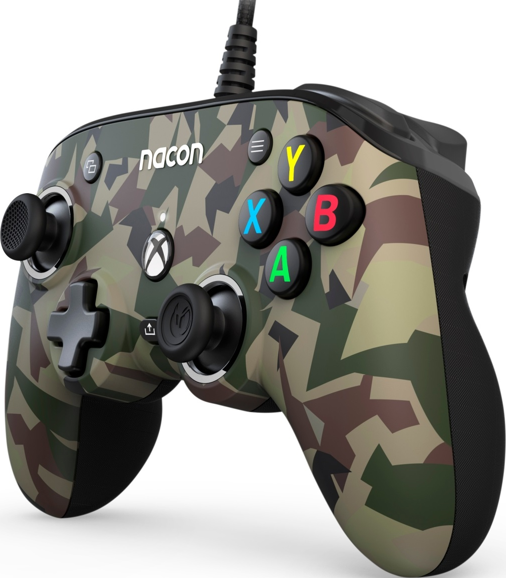 Xbox-Controller mit Tarnmuster, beschrifteten Tasten und einem schwarzen Kabel. Enthält ein zentrales Xbox-Logo.