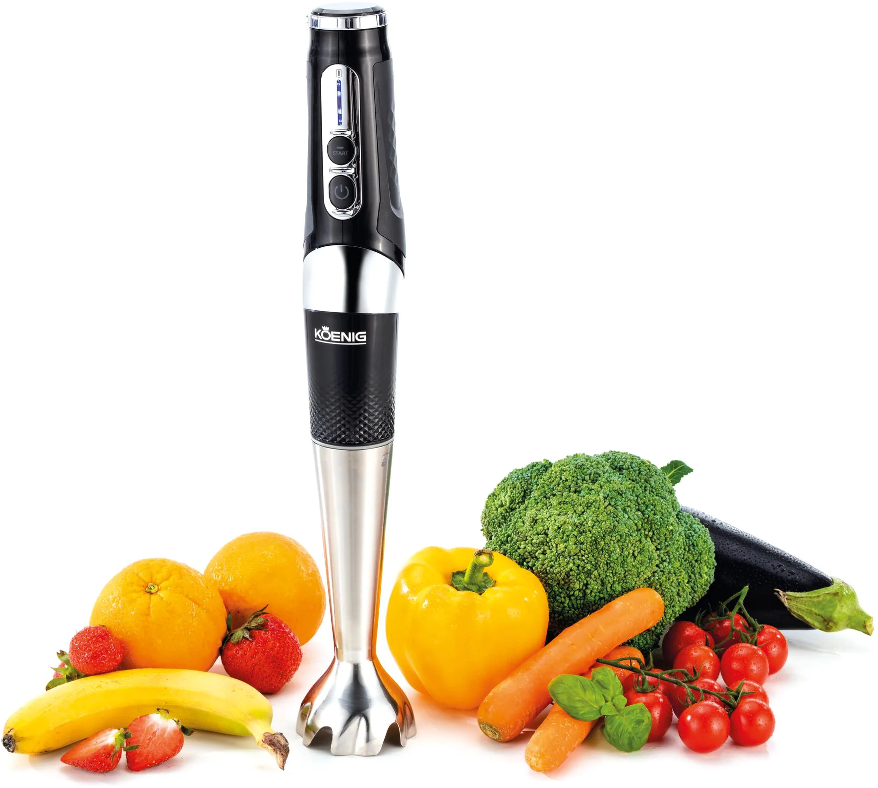 Un frullatore a immersione nero e argento con vari frutti e verdure.