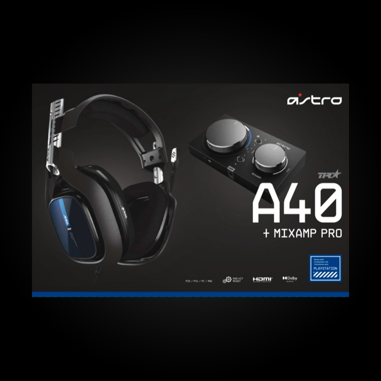 Zwarte Astro A40-headset en MixAmp Pro op een donkere achtergrond. De headset heeft blauwe accenten, de MixAmp heeft twee zilveren knoppen.