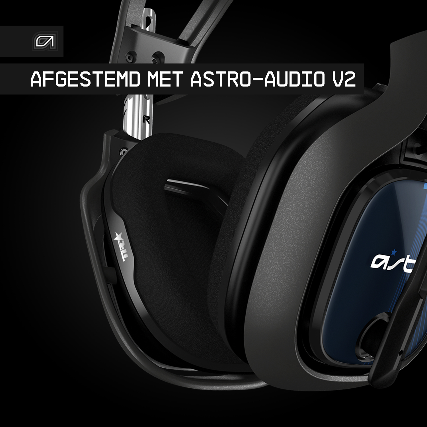 Close-up van een zwarte en grijze Astro gaming headset. De tekst 'AFGESTEMD MET ASTRO-AUDIO V2' wordt weergegeven. De achtergrond is donker.