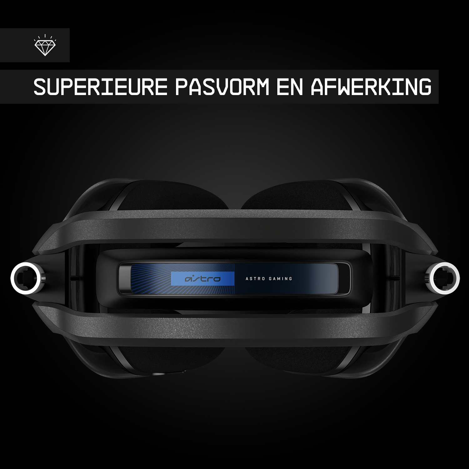 Zwarte Astro gaming headset, van bovenaf bekeken. Tekst hierboven luidt 'SUPERIEURE PASVORM EN AFWERKING'. Blauw en wit Astro logo in het midden.