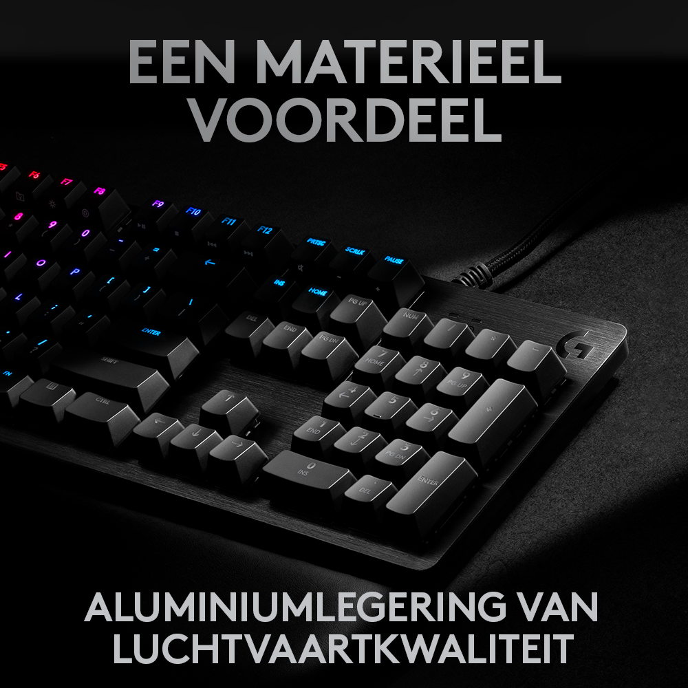 A black keyboard with lit keys, with text in Dutch about aviation-grade aluminum.