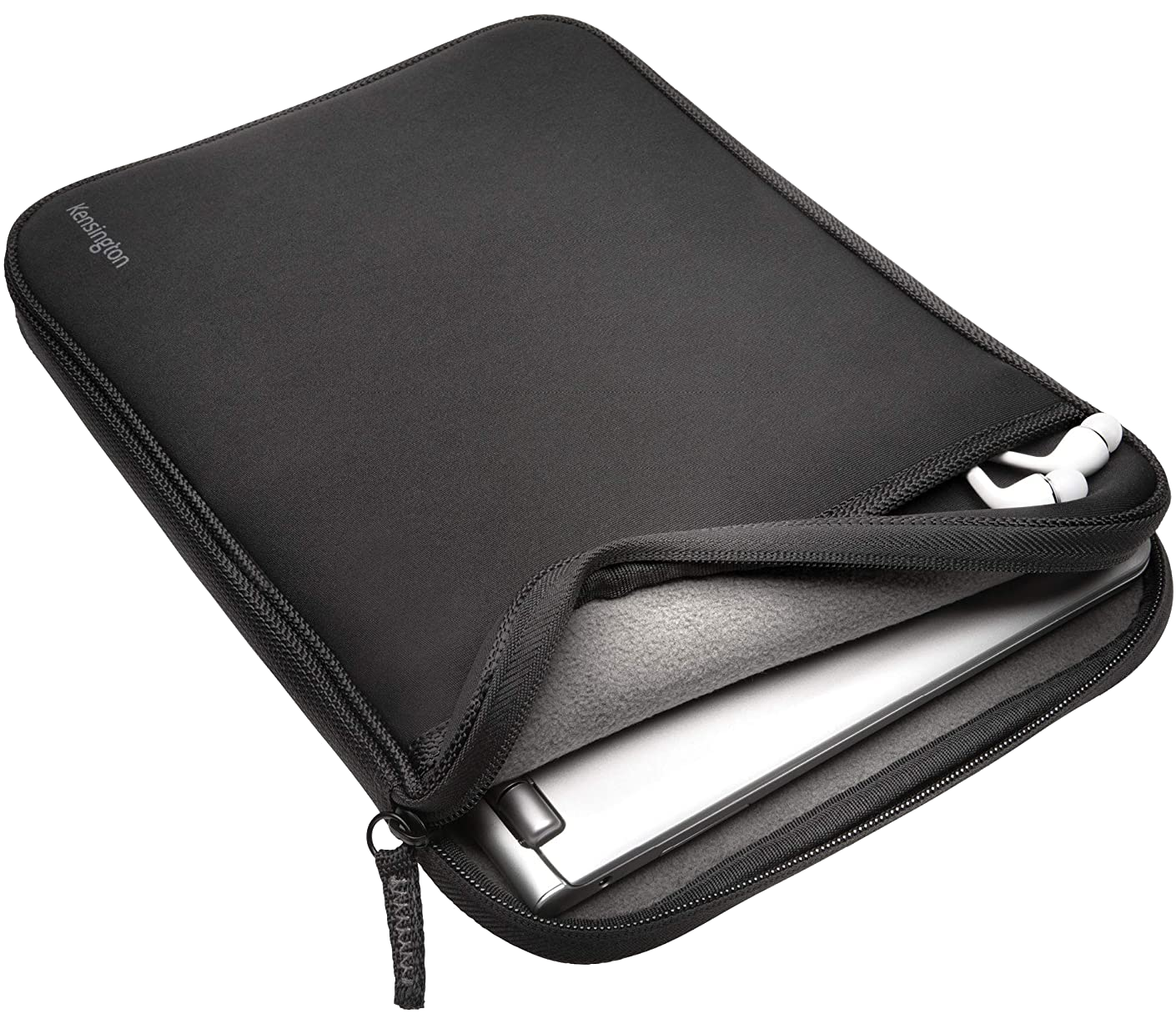 Fekete laptop tok cipzárral. A tok nyitva van, egy laptopot és fehér fülhallgatót mutatva.
