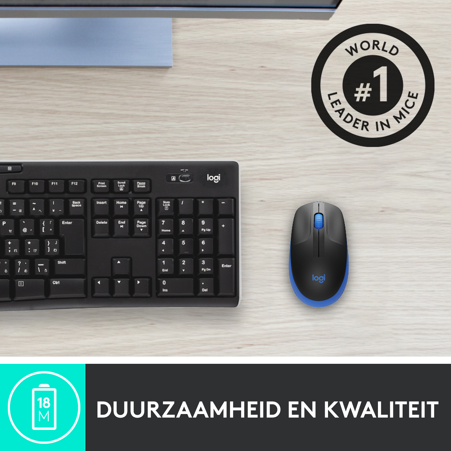 Toetsenbord en muis op een licht houten bureau. Blauwe en zwarte muis. Een wereldleider in muizen logo is zichtbaar.