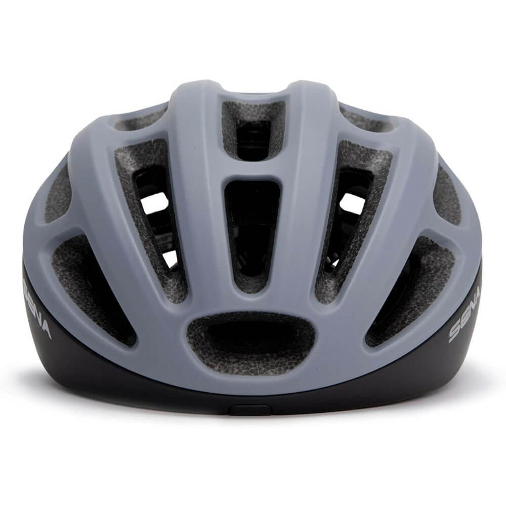 Grauer und schwarzer Fahrradhelm. Es hat mehrere Lüftungsöffnungen.
