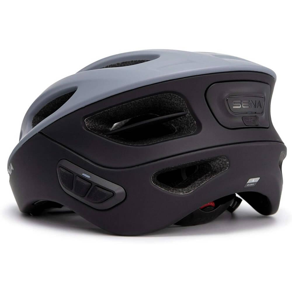 Ein schwarzer und grauer Fahrradhelm mit schwarzem Sena-Logo, auf Weiß.