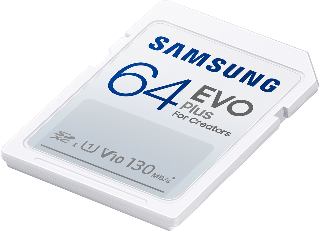 Witte SD-kaart. Samsung 64 EVO Plus, met tekst en logo. Geïsoleerd op wit.
