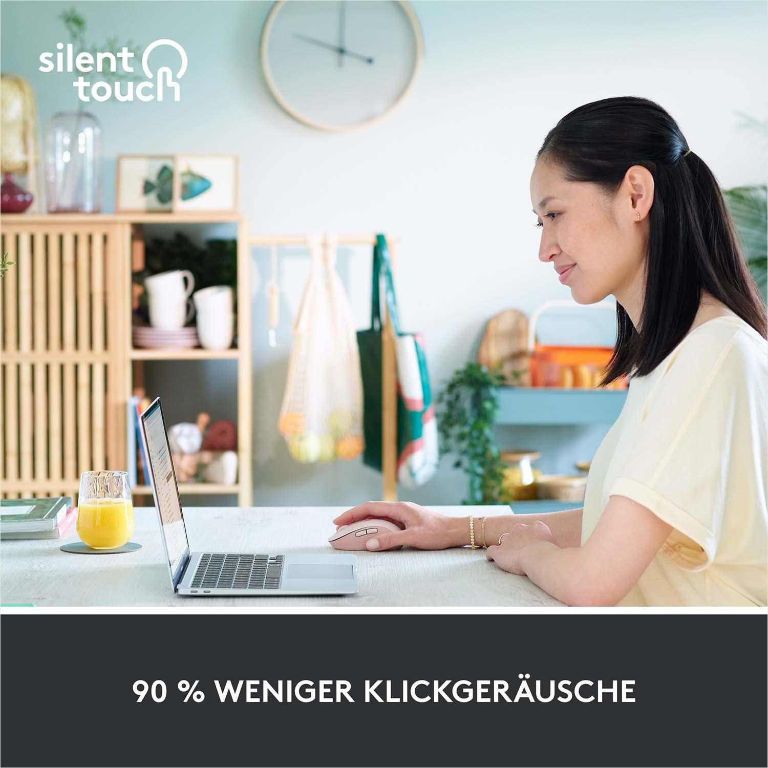 Frau benutzt Laptop mit Maus; Text weist auf Silent-Click-Funktion hin.