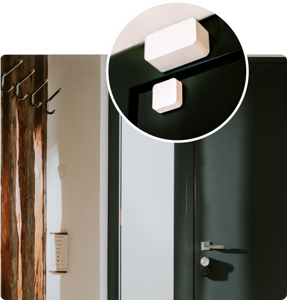 Wand mit Haken und Tür mit Smart-Home-Gerät. Nahaufnahme des Geräts an Tür und Wand.