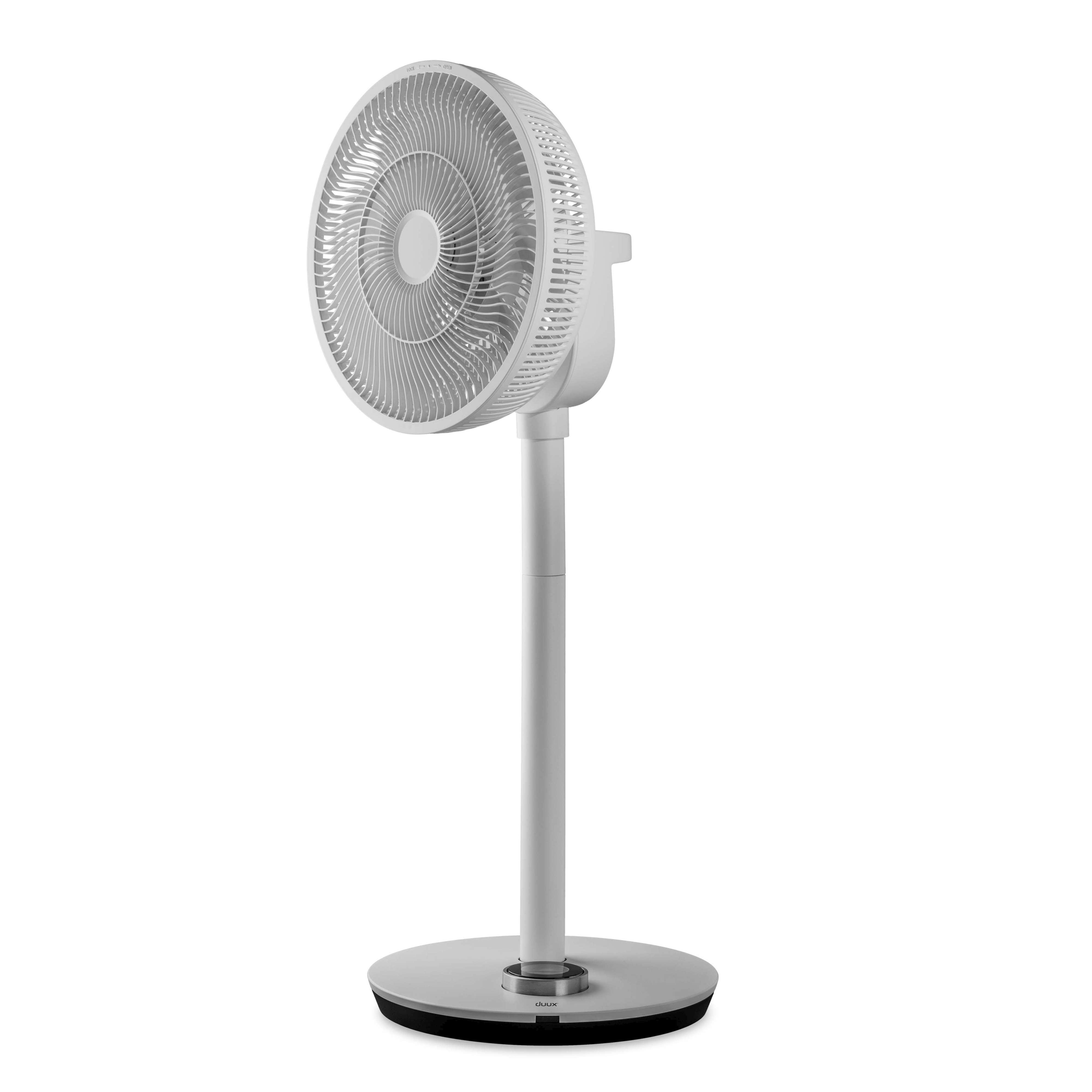 Weißer, moderner Standventilator. Er hat einen kreisförmigen Fuß, einen vertikalen Ständer und einen kreisförmigen Lüfterkopf.