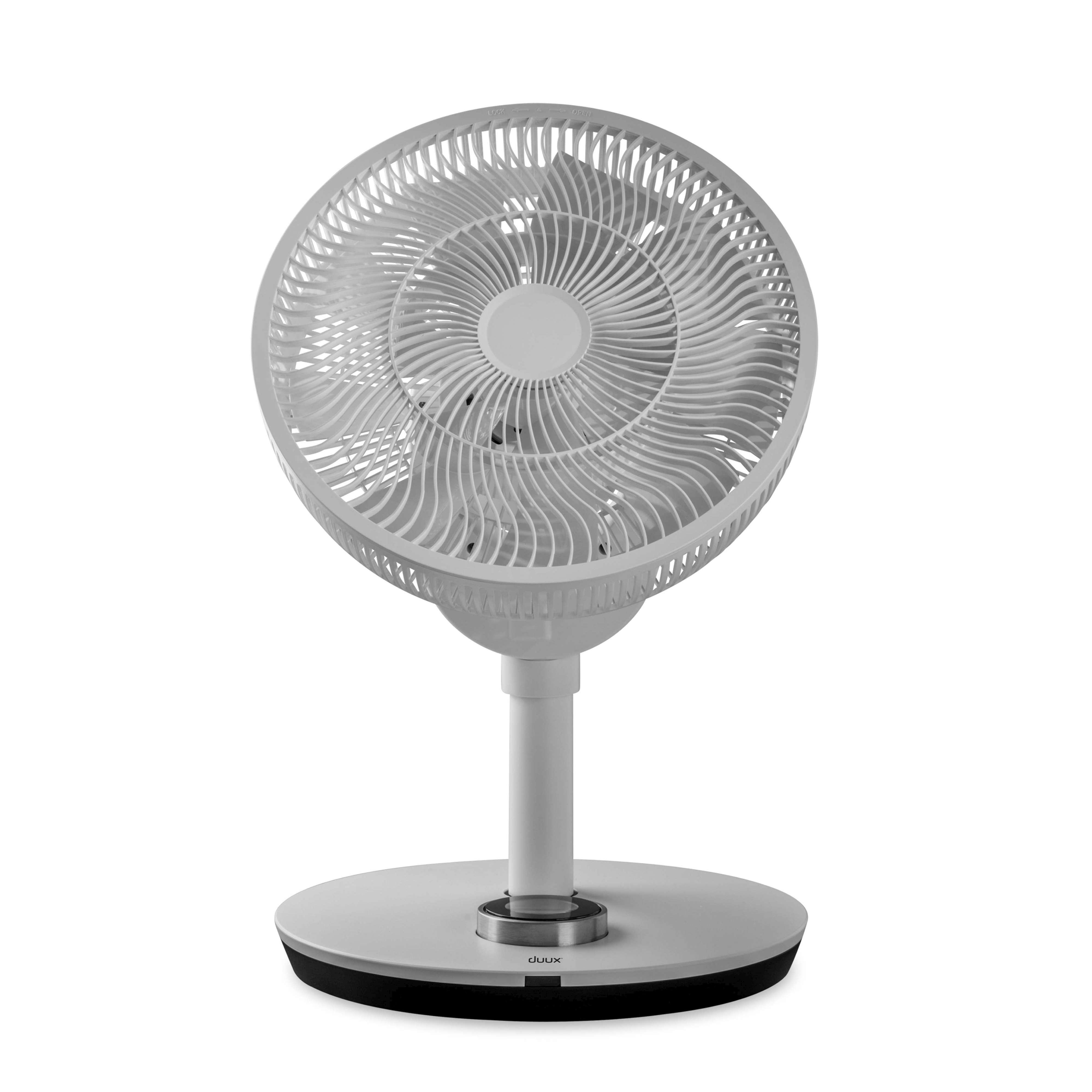 Weißer oszillierender Ventilator auf weißer Basis, mit einem schwarzen Ring am Boden.