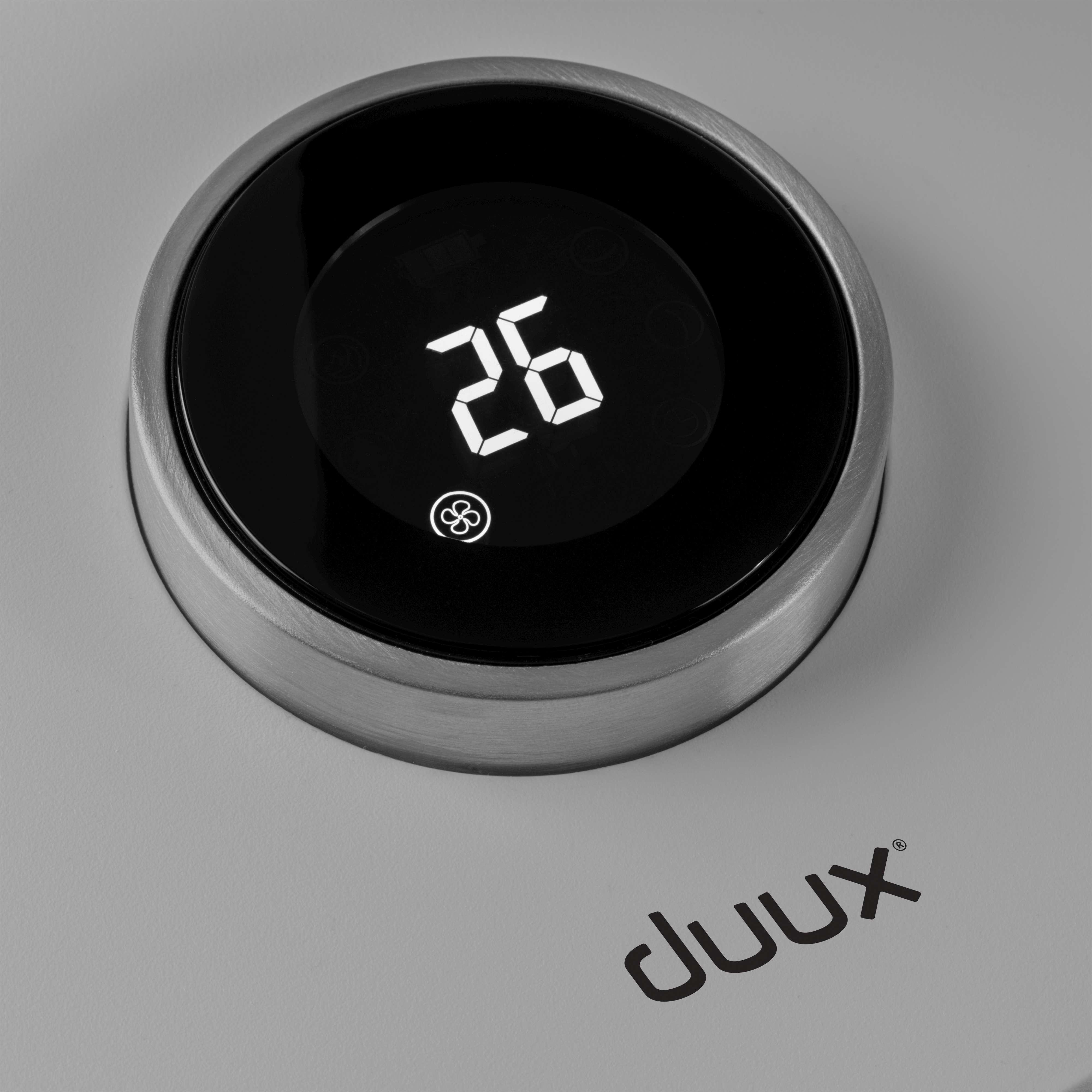 Graustufen-Nahaufnahme eines digitalen Thermostats mit 26 Grad.