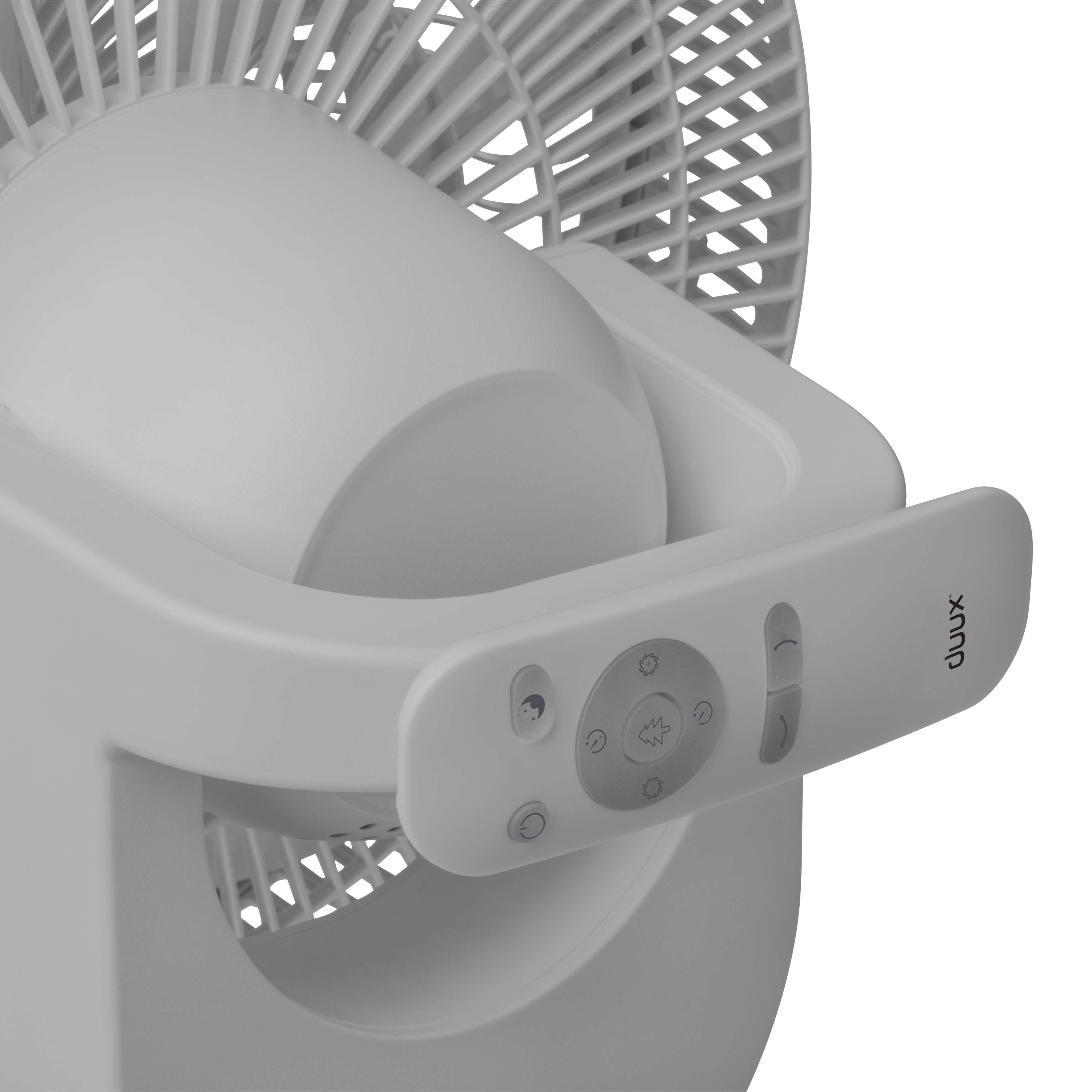 Weißer Ventilator mit Bedienfeld auf der rechten Seite. Bedienelemente in der Mitte.