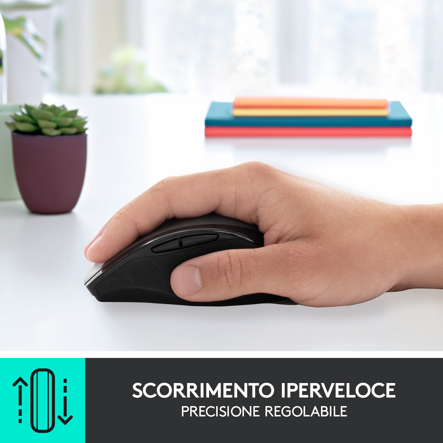 Mouse nero con mano su superficie bianca. Testo: Scorrimento iperveloce, precisione regolabile.