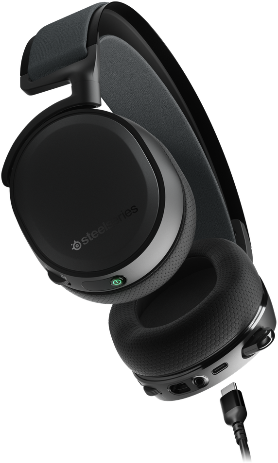 Casque de jeu SteelSeries noir, incliné. Comprend des oreillettes, un bandeau et un câble USB-C. Le bouton d'alimentation est allumé.