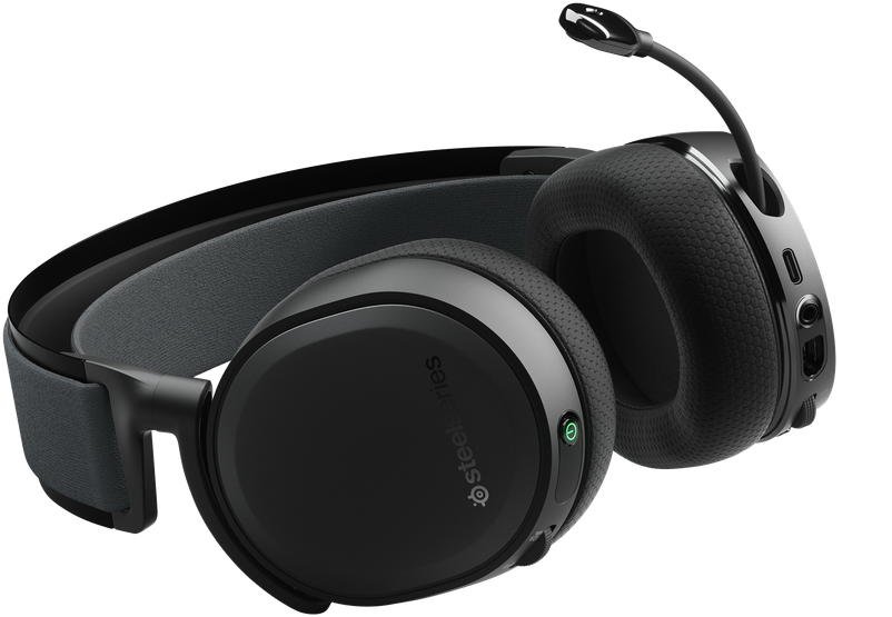 Casque SteelSeries noir avec un microphone. Le casque a un bandeau gris et des oreillettes noires. Un bouton d'alimentation vert est visible.