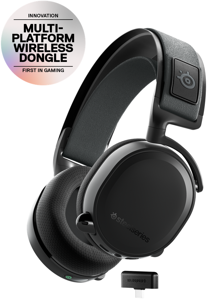 Casque de jeu sans fil noir avec un dongle sans fil multiplateforme. Le casque porte le logo SteelSeries.