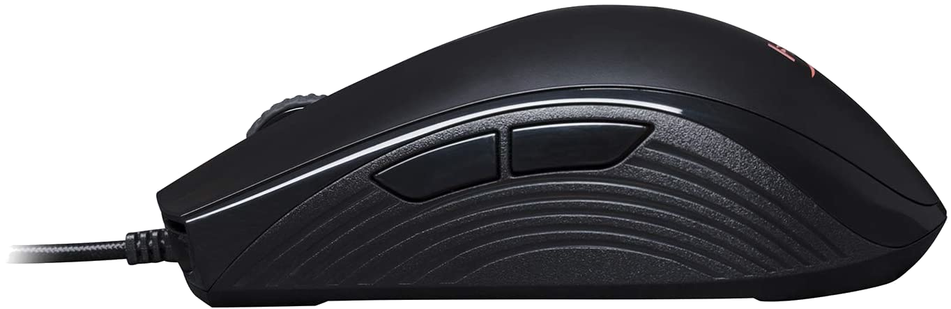Eine schwarze Gaming-Maus, Seitenansicht. Zwei Seitentasten und ein strukturierter Griff sind sichtbar.
