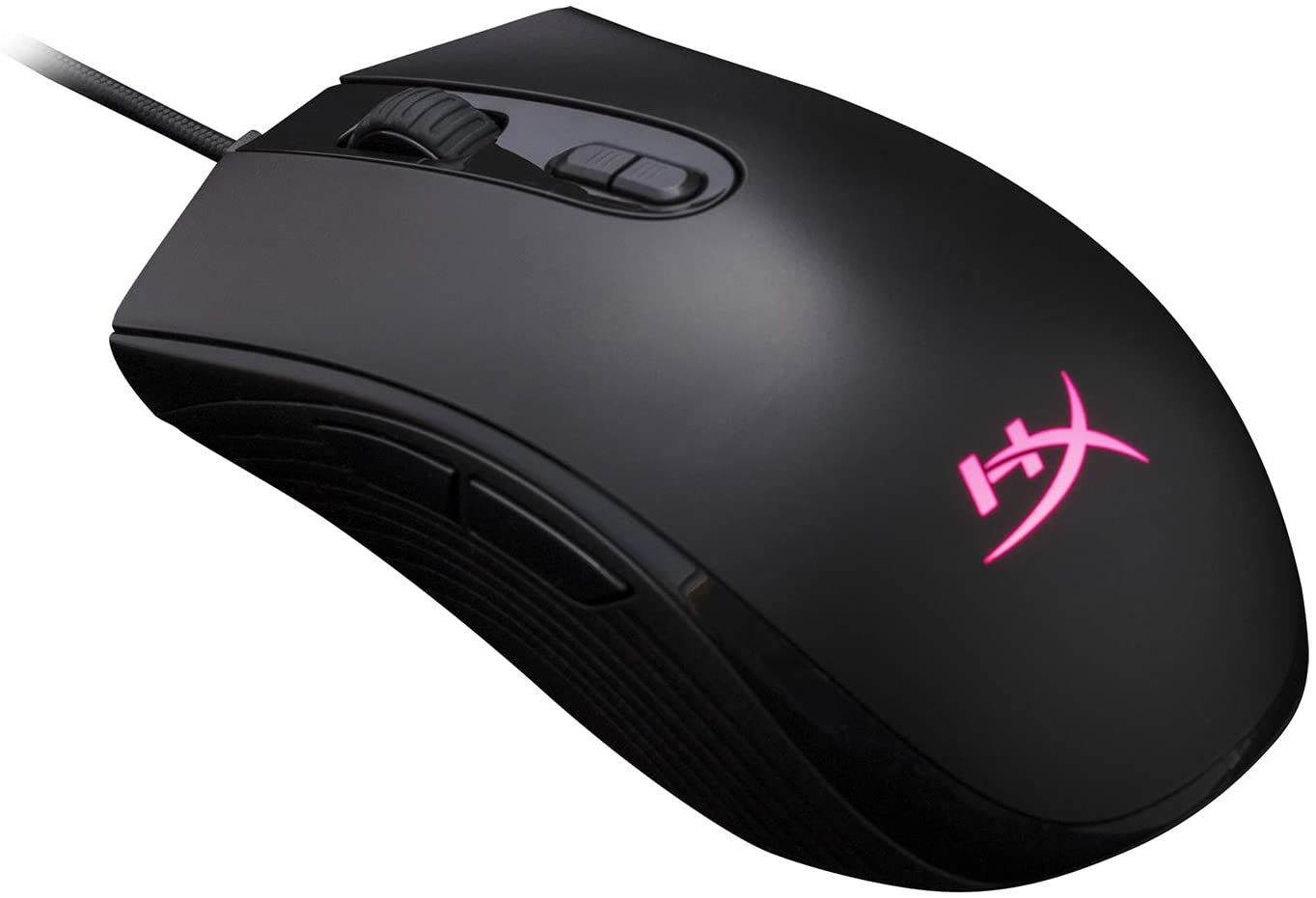 Eine schwarze Gaming-Maus mit pinkfarbenem Logo. Die Maus hat mehrere Tasten und ein Scrollrad. Sie befindet sich auf einer weißen Oberfläche.
