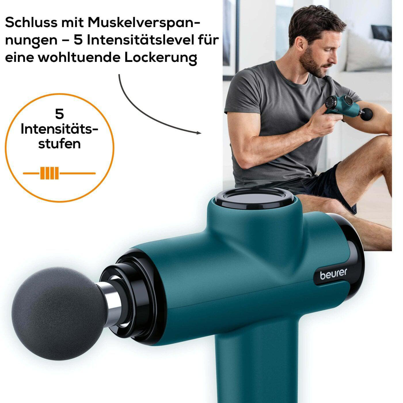 Eine türkisblaue Massagepistole, die an einem Manns Arm benutzt wird.