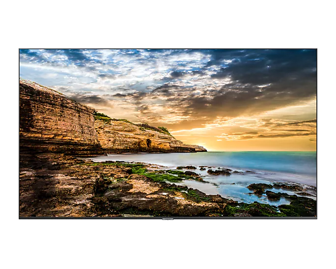 Küstenlandschaft mit Klippen, Meer und bewölktem Himmel bei Sonnenuntergang. Felsiger Ufer mit grünem Moos und blauem Wasser.