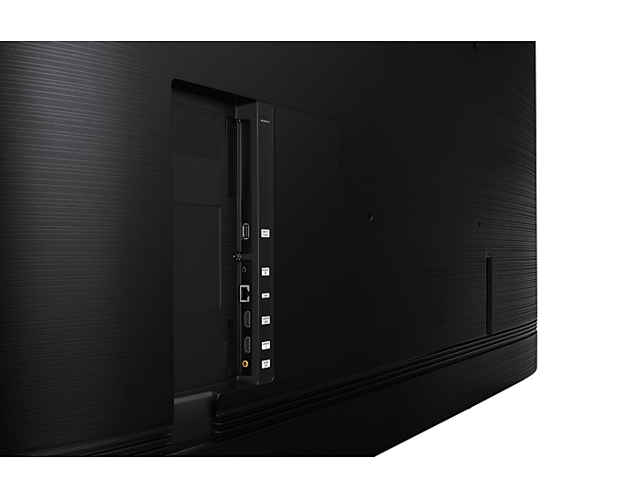 Nahaufnahme der Rückseite eines schwarzen Fernsehers. Sichtbare Anschlüsse sind HDMI, USB und Ethernet. Die Oberfläche hat ein strukturiertes Muster.