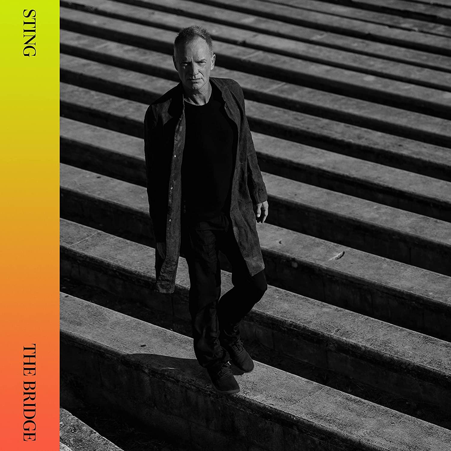 Sting kő lépcsőn sétál lefelé. A "The Bridge" album borítója bal oldalon.