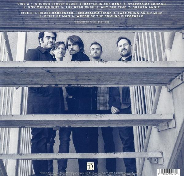 Albumcover mit Bandmitgliedern auf Treppe. Text: Punch Brothers, Titelliste.