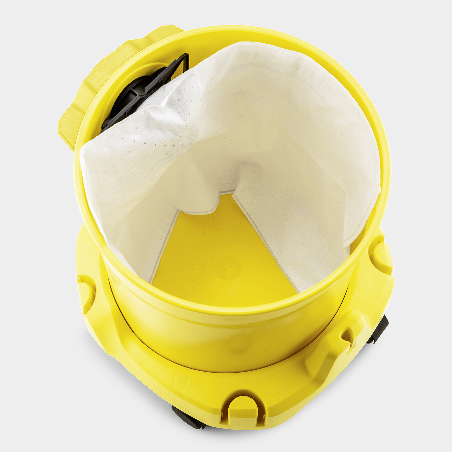 Een gele stofzuigeremmer met een witte filterzak erin. De achtergrond is wit.