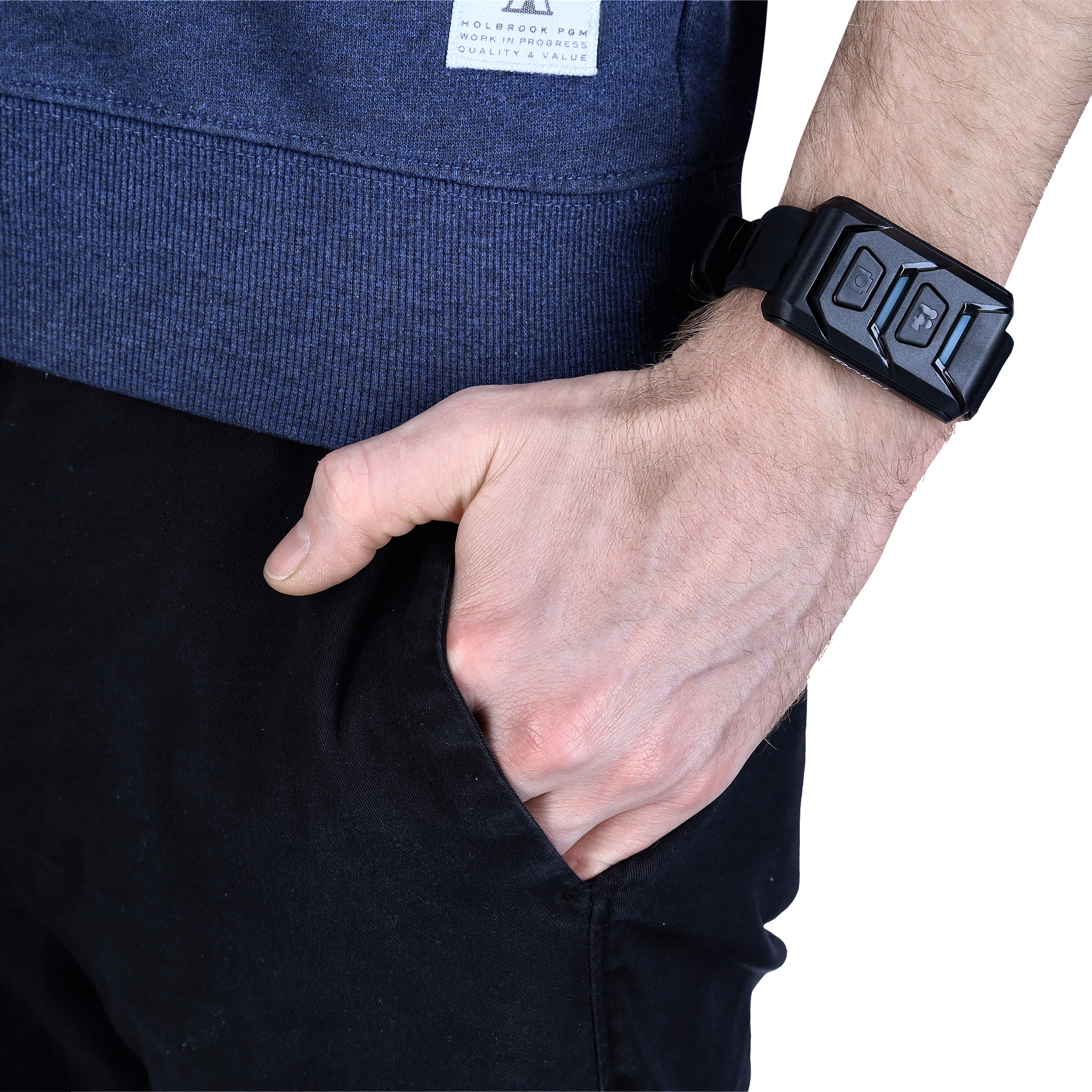 Handgelenk mit schwarzer Smartwatch. Hand in der Tasche. Blaues Hemd und schwarze Hose.
