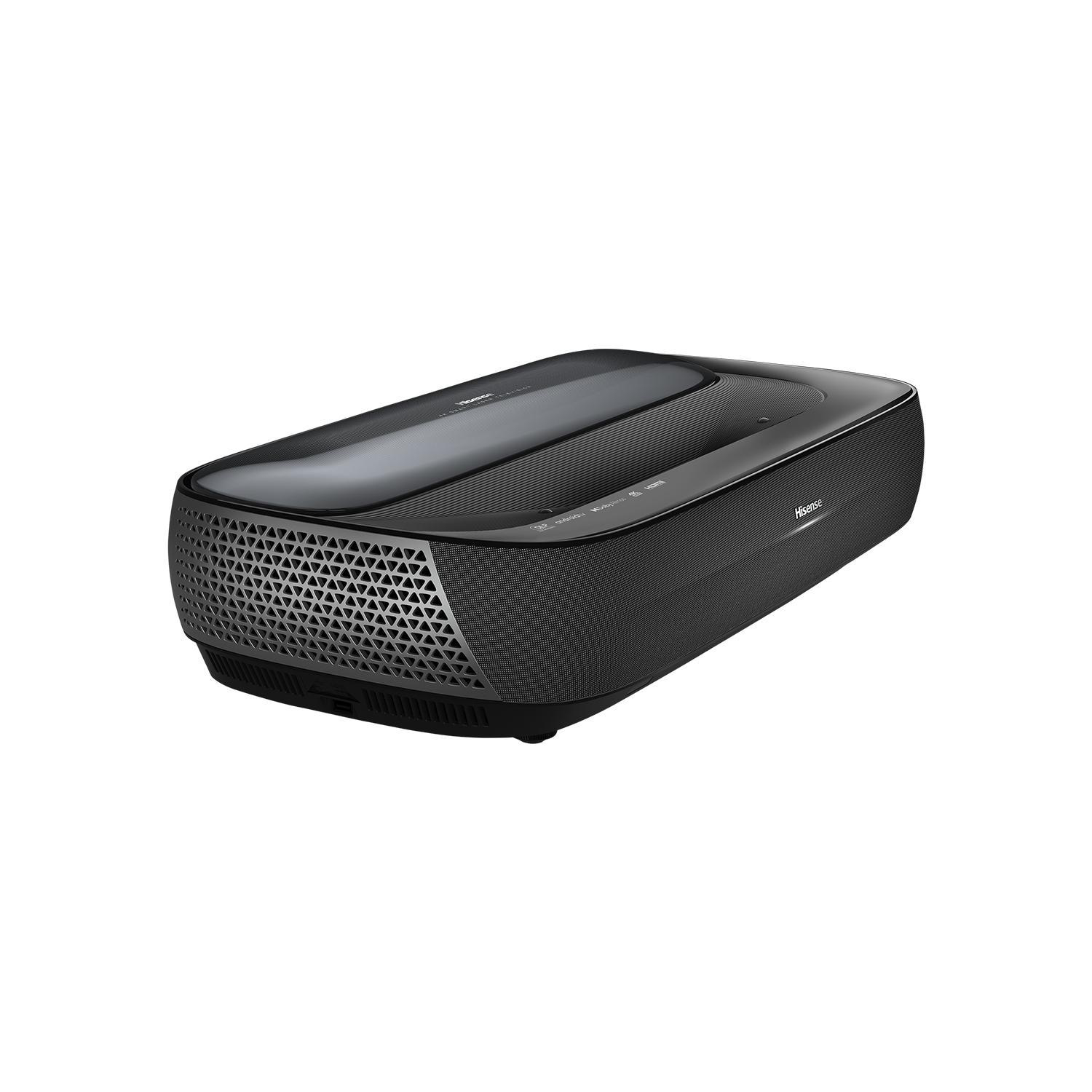 Ein schwarzer Hisense Kurzdistanzprojektor auf weißer Oberfläche, schräge Ansicht, Front-Mesh-Grill.