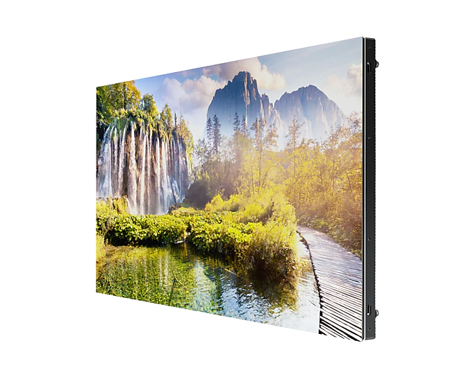 Großer Bildschirm mit einer Landschaft. Wasserfall, Bäume und Weg mit Holzplanken.