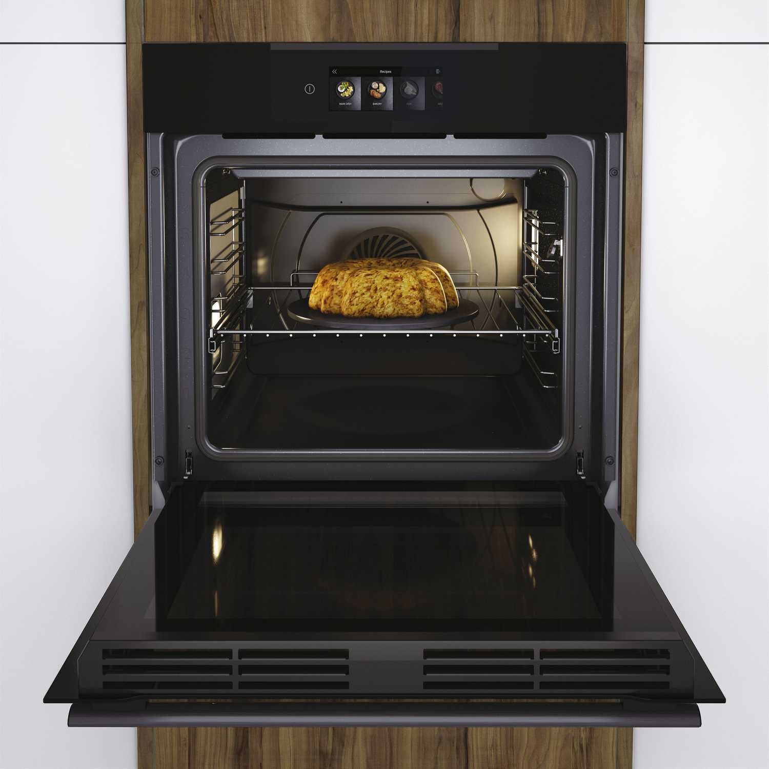 Horno con la puerta abierta, dentro una bandeja negra con comida. La luz brilla desde dentro. Fondo blanco.