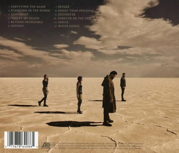 Rückseite eines CD-Covers: vier Personen in einer Wüstenlandschaft, mit Trackliste und Barcode.
