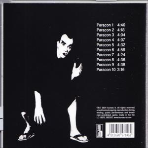 Schwarz-weiß Albumcover mit Mann in dunklem Raum, Songliste.