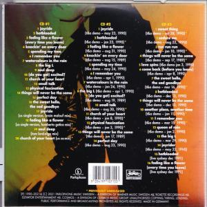 Rückseite einer CD mit Titellisten und einem Foto einer Person in einer schwarzen Jacke.