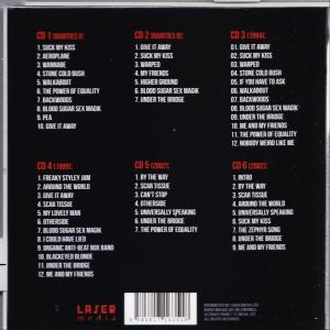 CD-Hülle mit Titellisten für sechs CDs, schwarzer Hintergrund, roter Text.