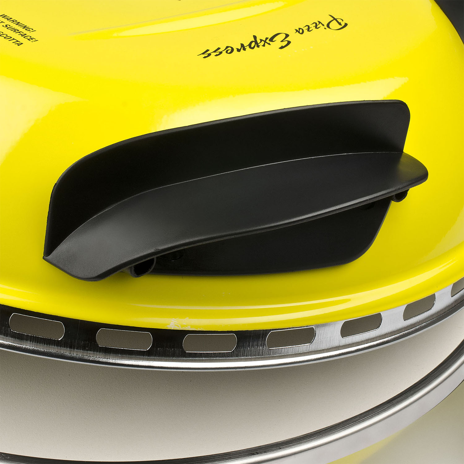 Forno per pizza giallo con maniglia nera, finiture in acciaio inossidabile e sfondo bianco.