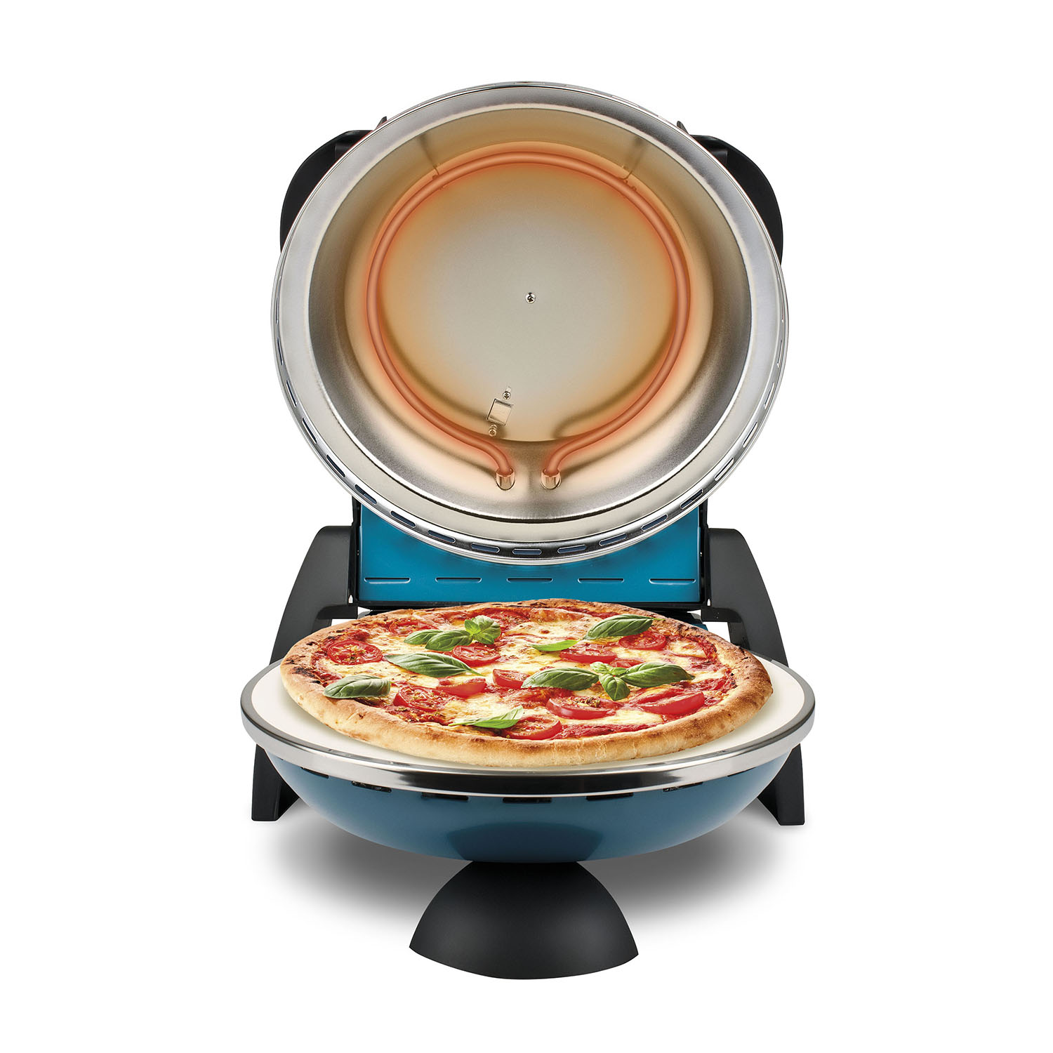 Forno per pizza con pizza dentro, condimento pomodoro e basilico, corpo blu e argento, sfondo bianco.