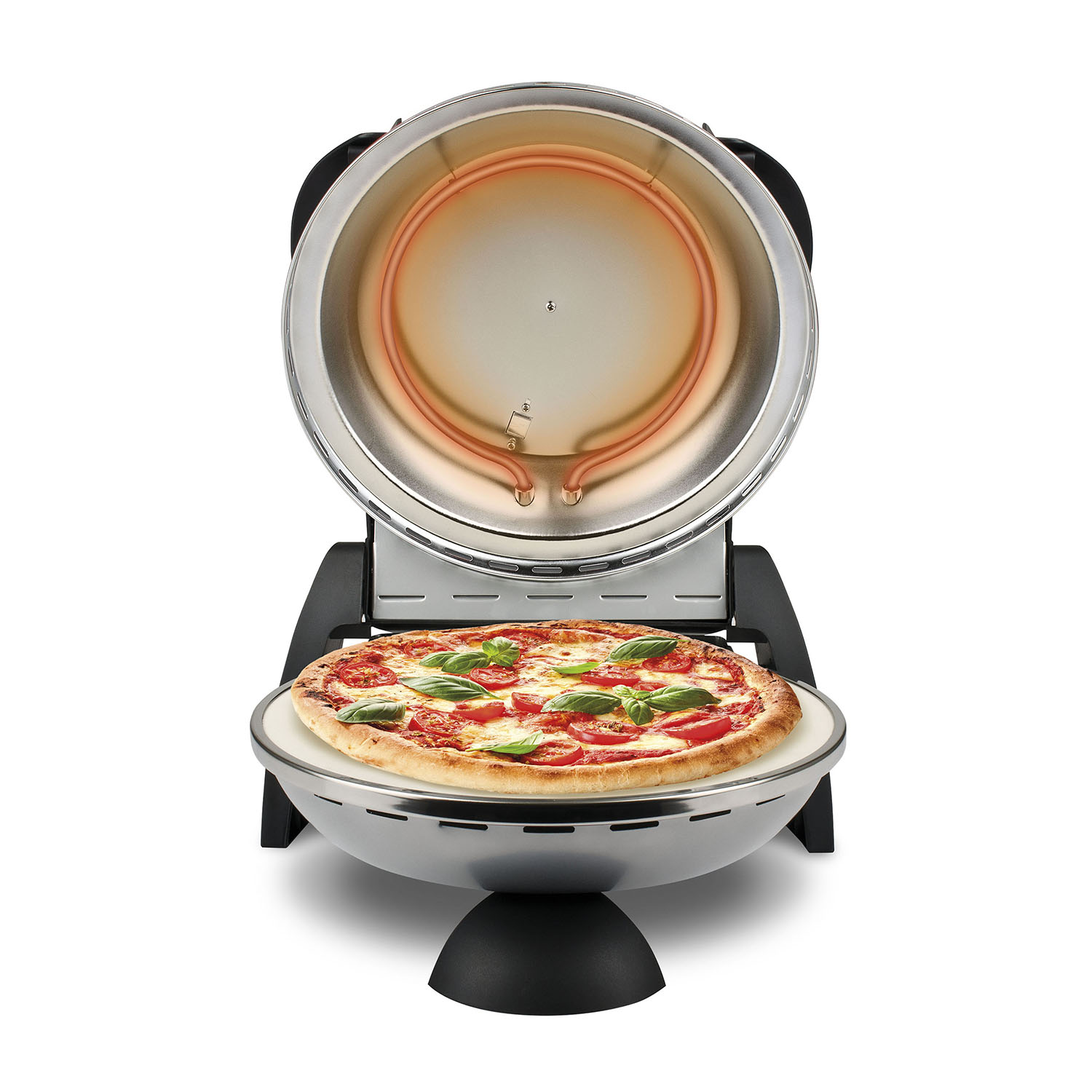 Pizza in un forno per pizza argentato. Il forno è aperto, rivelando la pizza con condimenti. Sfondo bianco.