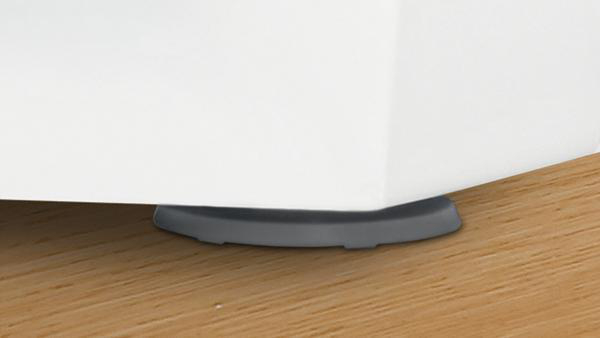 Ein grauer Möbelfuß ruht auf einem Holzboden. Der Boden hat Holzmaserung.