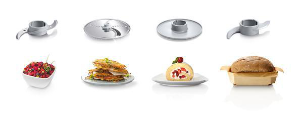 Verschiedene Küchenmaschinenaufsätze und zubereitete Speisen, darunter Gemüse und Brot.