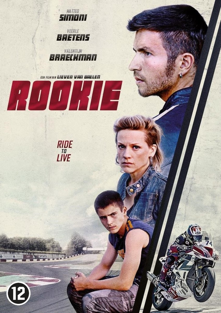 Affiche du film Rookie. Trois personnes regardent le spectateur, course de moto sur la piste.
