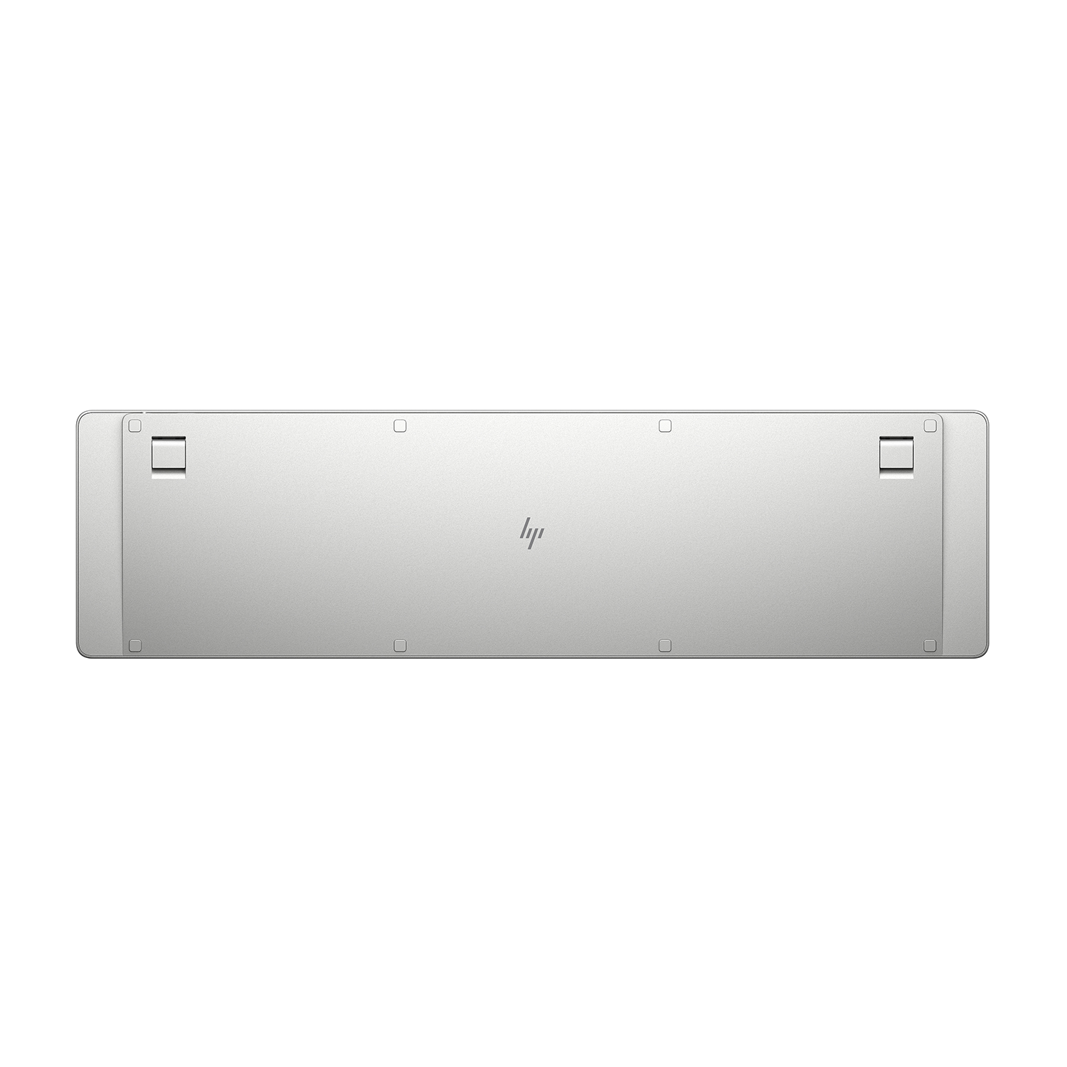 Tastiera per computer argentata, vista inferiore, con logo HP, su sfondo bianco.
