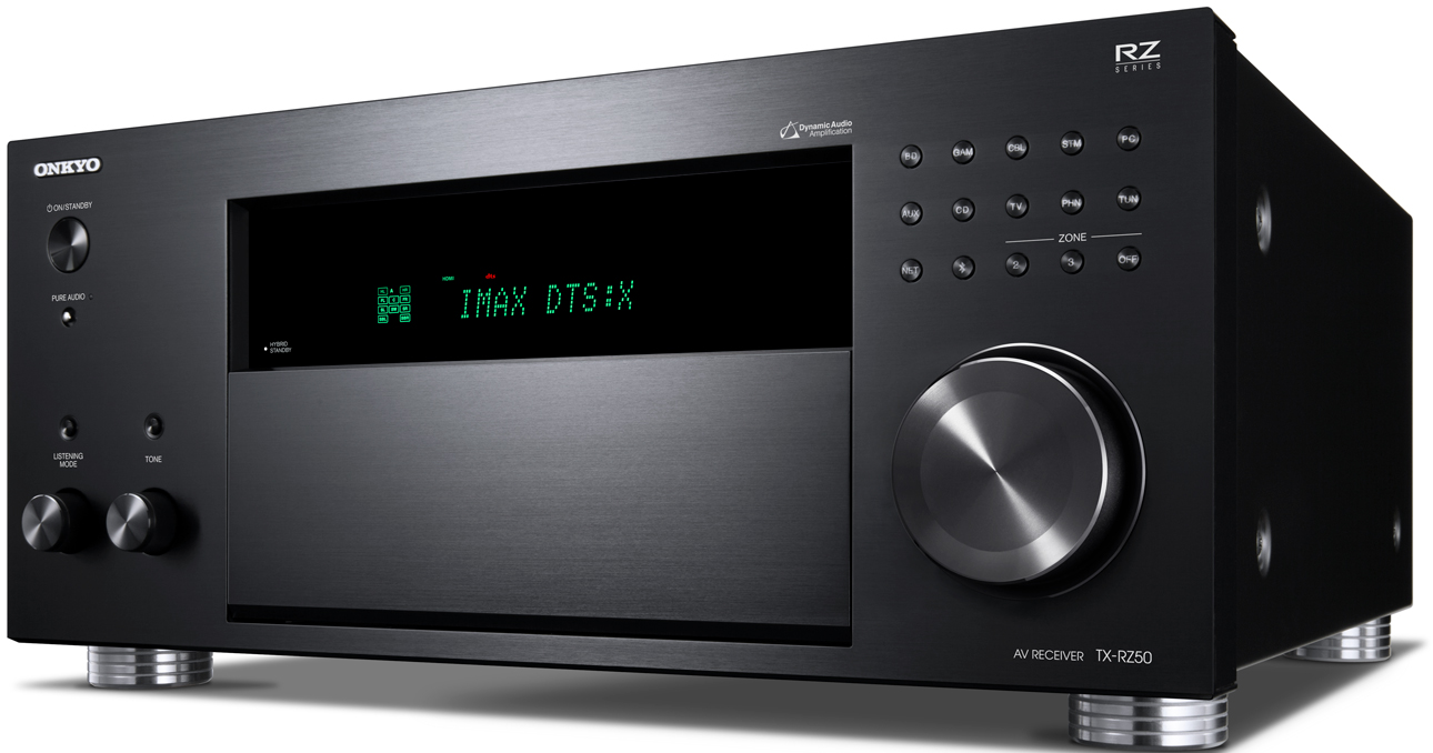 Ein schwarzer AV-Receiver mit Knöpfen, einem Display und silbernen Füßen.