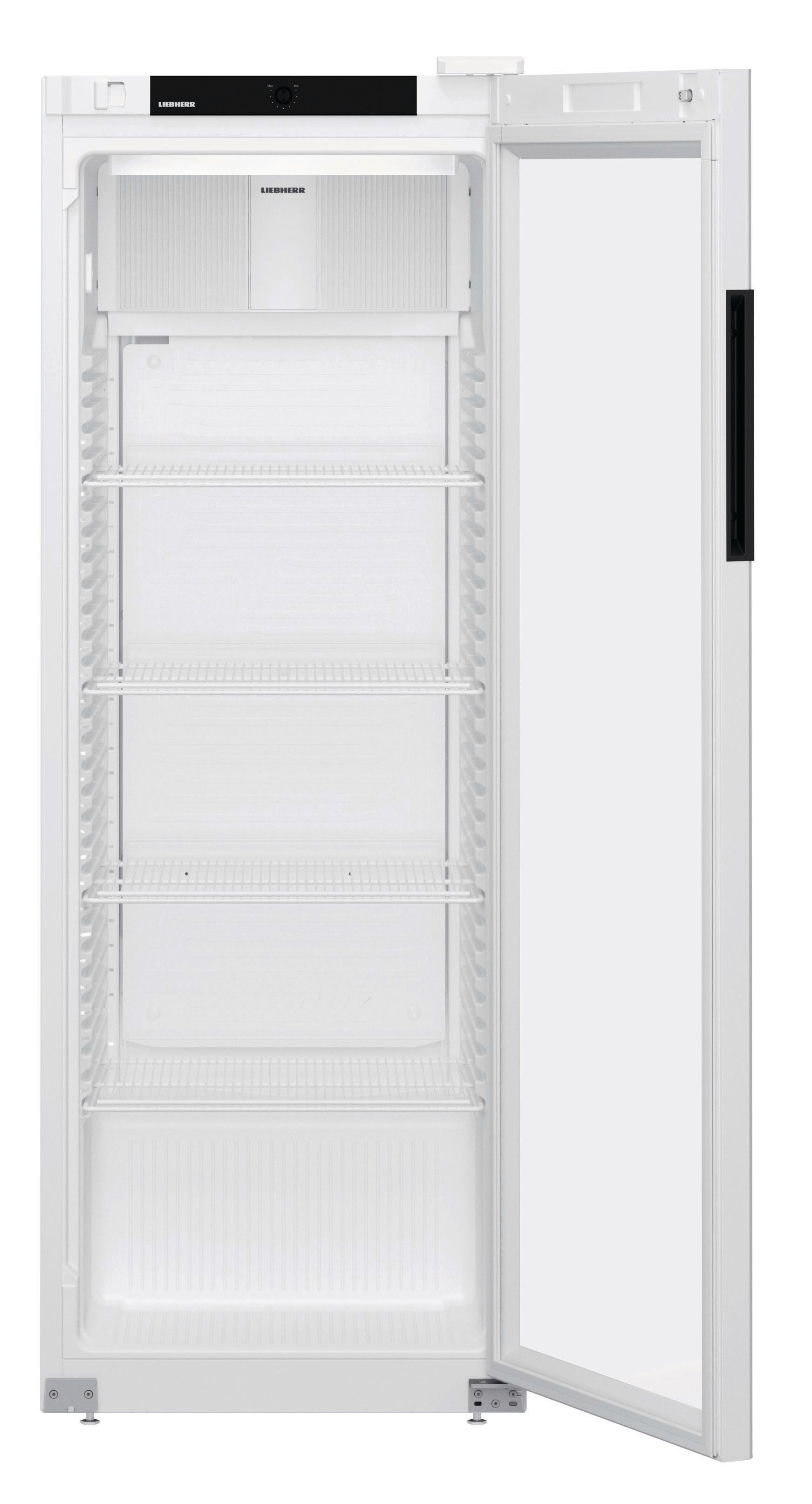 Ein weißer Kühlschrank mit offener Tür. Das Innere hat Regale und ist leer.