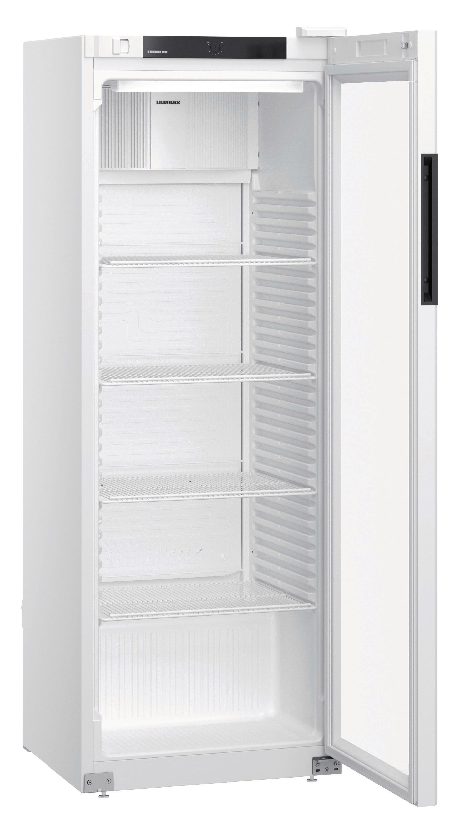 Ein hoher weißer Kühlschrank mit offener Tür, der Regale im Inneren zeigt.