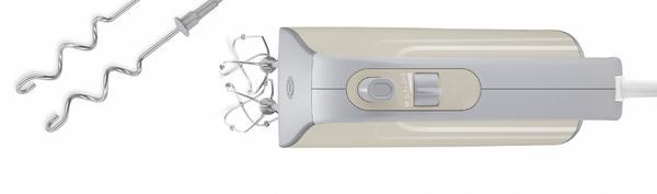 Ein Handmixer mit zwei Schneebesen auf weißem Hintergrund. Der Mixer ist beige und grau.